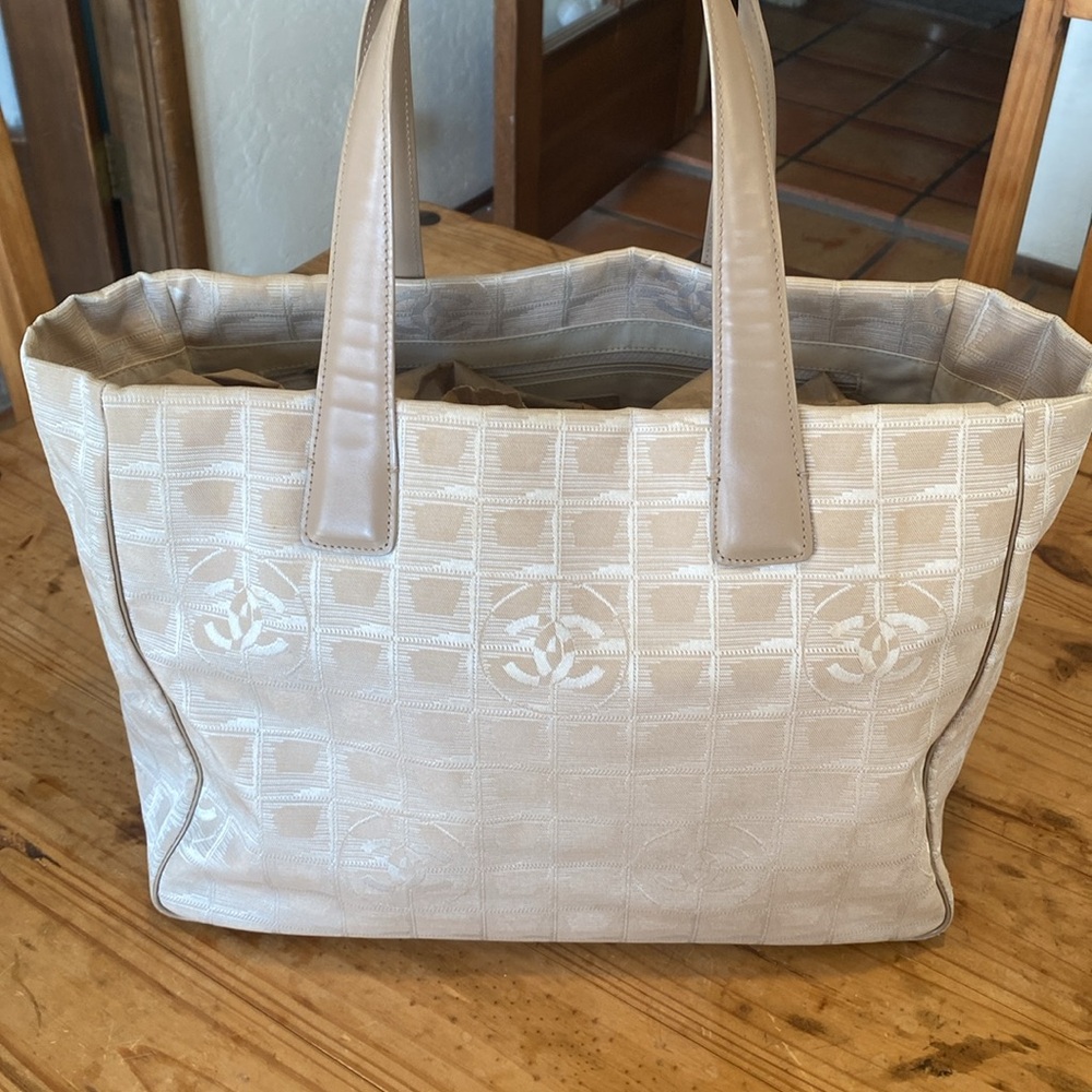 🎉 AUTHENTIC CHANEL CC TRAVEL LINE CANVIS TOTE‼️ - Picture 4 of 17